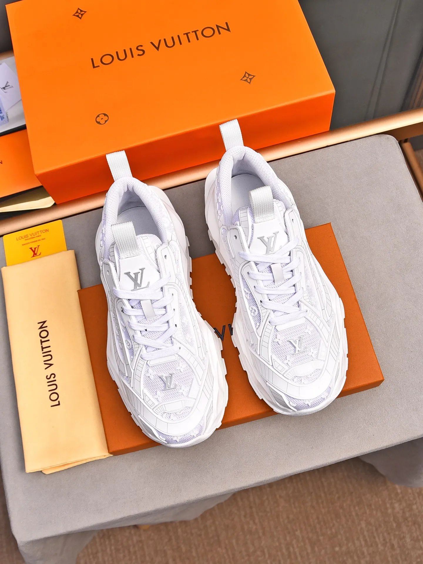 Men's shoes 💰580 📛📛【LOUIS VUITTON】Louis Vuitton 2024 new products👟Milan fashion catwalk style🇰🇾🇰🇾LV family logo, big-name style, a must-have for fashionistas⚠️Imported mesh with high-tech glue technology➕Cow leather➕Breathable mesh lining➕Genuine leather feet➕Special foam outsole👞Number 38-44 (45 46 custom-made)